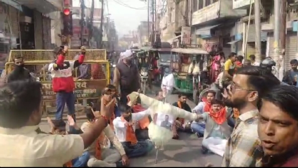 भाजपा विधायक का पुतला फूंकते अभाविप के कार्यकर्ता भाजपा विधायक का पुतला फूंकते अभाविप के कार्यकर्ता