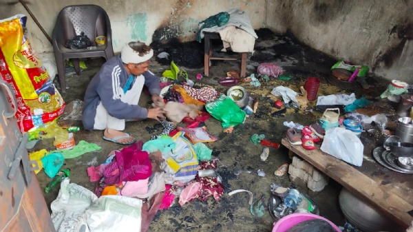 वार्ड चार में आग से जला घर का सामान। वार्ड चार में आग से जला घर का सामान।