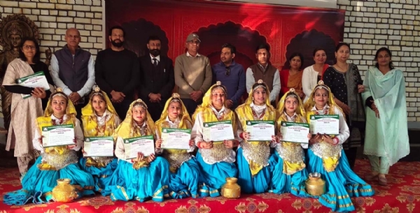 कार्यक्रम में छात्राओं काे सम्मानित करते अतिथि।