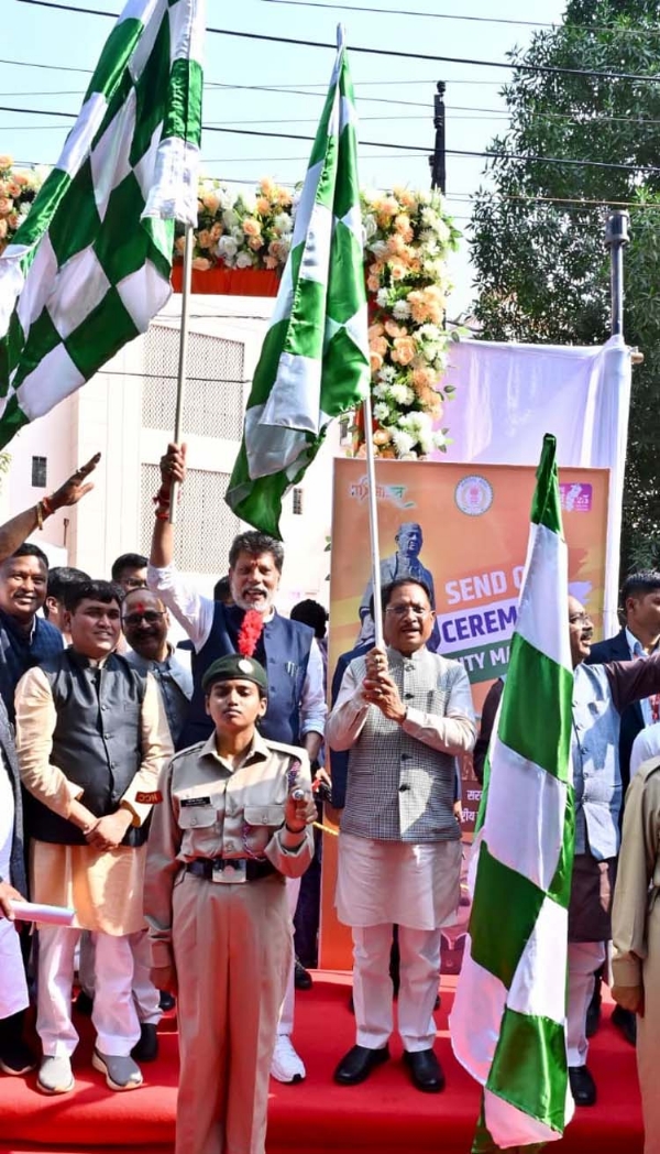 मुख्यमंत्री साय यूनिटी मार्च के लिए युवाओं के दल को हरी झंडी दिखाकर रवाना करते हुए