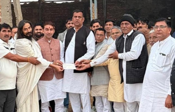 सोनीपत गौशाला प्रबंधन को 2.51 लाख की सहायता राशि भेंट करते युवा भाजपा नेता पुनीत त्यागी।