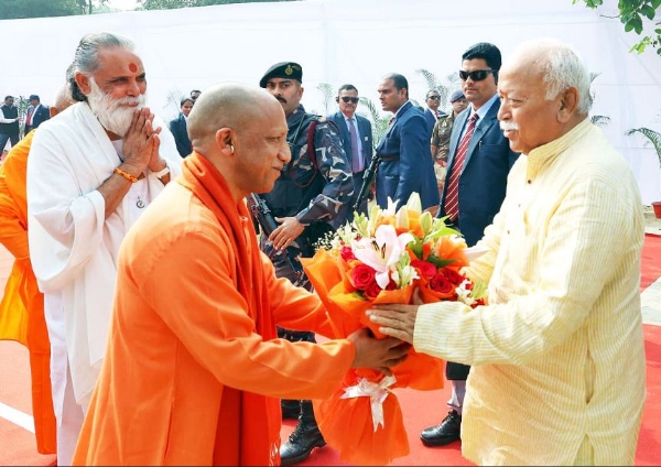 सरसंघचालक का स्वागत करते मुख्यमंत्री योगी आदित्यनाथ