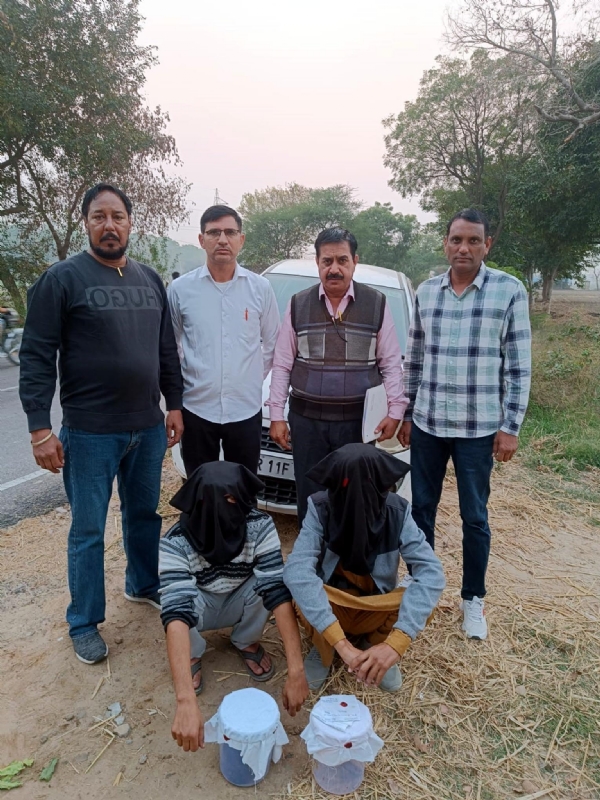 फतेहाबाद। हथियारों सहित गिरफ्तार दोनों युवक।