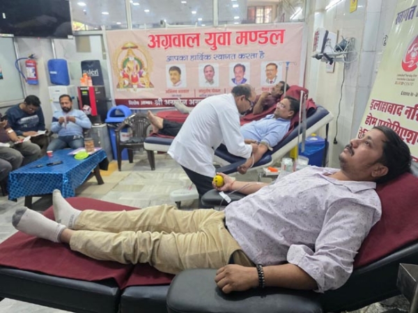 रक्तदान करते