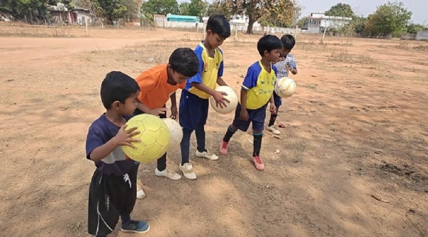 विचारपुर फुटबॉल प्रेमी बच्चे विचारपुर फुटबॉल प्रेमी बच्चे