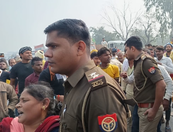 मौके पर मृत युवक के रोते बिलखते परिजन और पुलिस अफसर