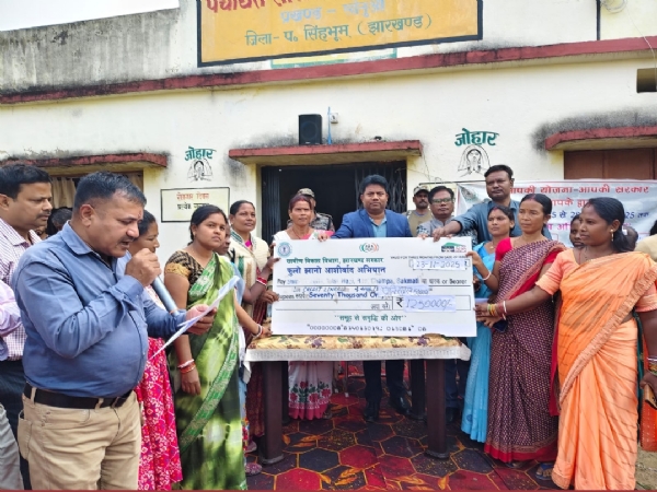 उपायुक्त चंदन कुमार सर्टिफिकेट प्रदान करते