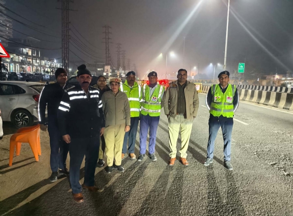 गुरुग्राम में शराब पीकर वाहन चलाने वालाें के चालान काटने के लिए रात में तैनात पुलिस टीम। गुरुग्राम में शराब पीकर वाहन चलाने वालाें के चालान काटने के लिए रात में तैनात पुलिस टीम।