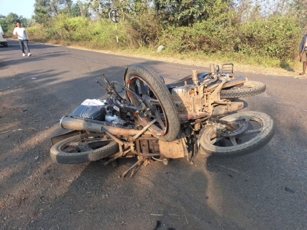 घटना स्थल में पडी गाडी