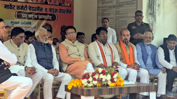 मार्केट कमेटी झज्जर के नव नियुक्त चेयरमैन के शपथ ग्रहण समारोह में मंच पर आसीन भाजपा के राष्ट्रीय सचिव ओपी धनखड़ व अन्य नेता।