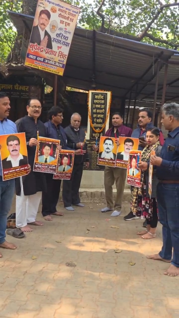 विस्फोट स्थल पर श्रद्धांजलि देते अधिवक्ता