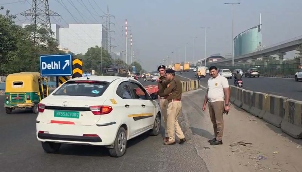गुरुग्राम-दिल्ली एनएच-48 पर शंकर चौक के पास खोले गए कट पर वाहन चालकों को निर्देश देते पुलिस अधिकारी।