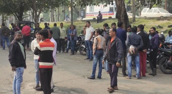 घटना के बाद अस्पताल के बाहर जमा हुई परिजनों और जानने वालों की भीड़