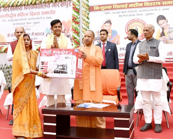 महिला का सिलाई मशीन देते मुख्यमंत्री योगी आदित्यनाथ महिला का सिलाई मशीन देते मुख्यमंत्री योगी आदित्यनाथ