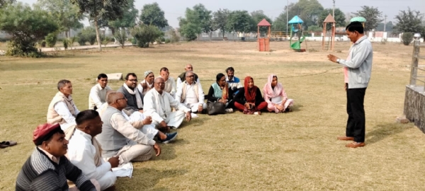 बैठक में भाग लेते निवेशक।