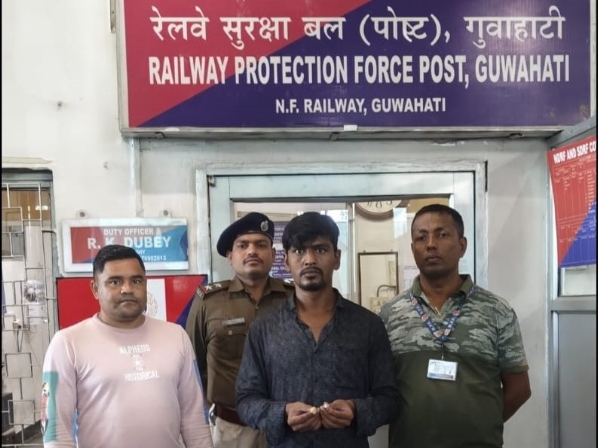 गुवाहाटी आरपीएफ द्वारा पकड़ा गया अपराधी