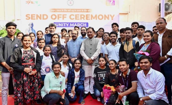 मुख्यमंत्री साय यूनिटी मार्च के लिए युवाओं के दल को हरी झंडी दिखाकर रवाना करते हुए