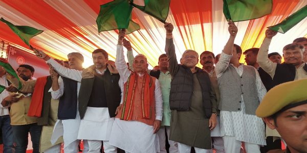 मंच से घोषणा करते रेल मंत्री