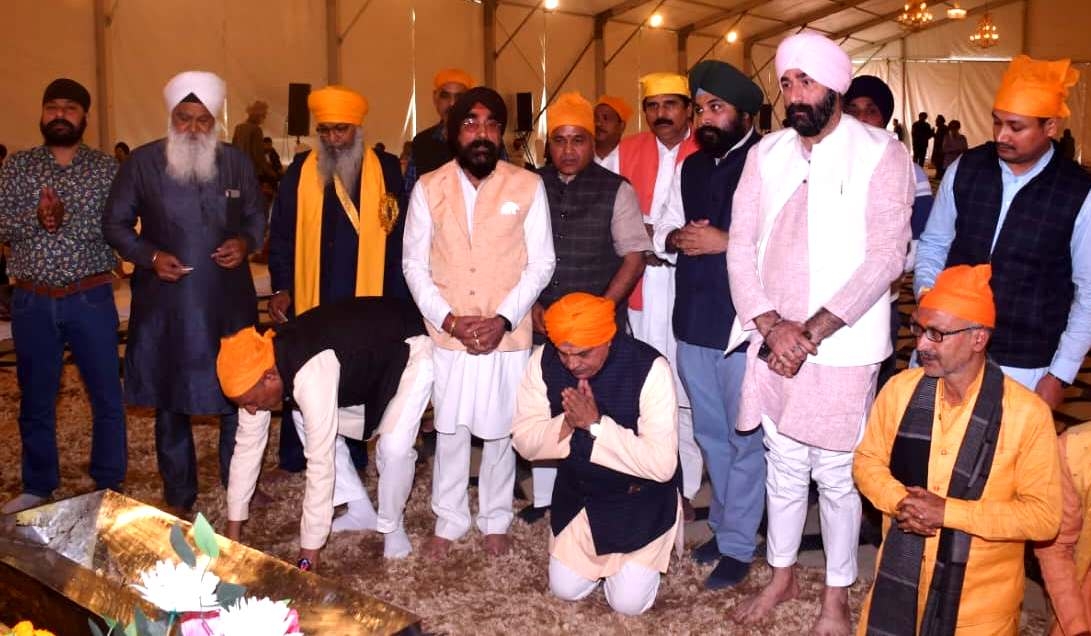 गुरु तेग बहादुर के शहीदी दिवस पर मत्था टेकते सर कार्यवाह दत्तात्रेय होसबोले गुरु तेग बहादुर के शहीदी दिवस पर मत्था टेकते सर कार्यवाह दत्तात्रेय होसबोले