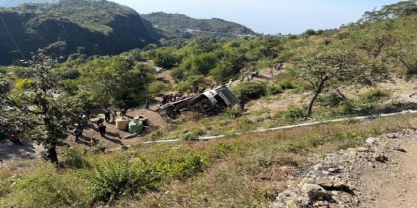 दुर्घटनाग्रस्त बस।