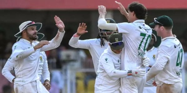 विकेट की खुशी मनाते अफ्रीकी खिलाड़ी