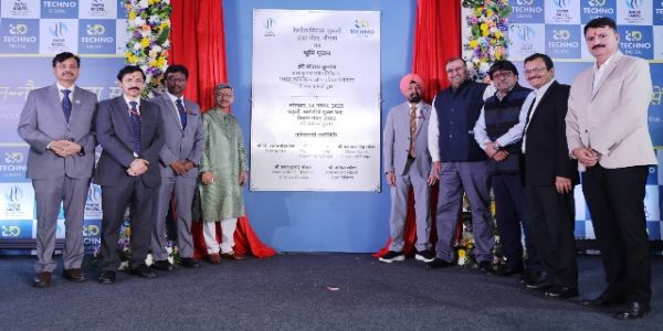 नोएडा में रेलटेल सिल्वर जुबली डेटा सेंटर के भूमिपूजन में रेलटेल के अध्यक्ष एवं प्रबंध निदेशक संजय कुमार, निदेशक (वित्त) वी. राम मनोहर राव, निदेशक पीओएम मनोज टंडन, निदेशक एनपीएम यशपाल सिंह तोमर सहित वरिष्ठ अधिकारी।