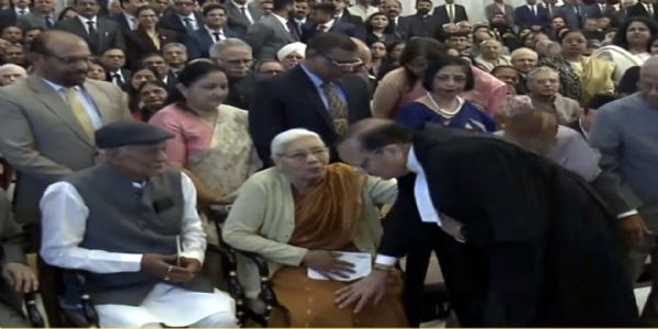 चीफ जस्टिस बनने के बाद सूर्यकांत अपनी बड़ी बहन और बड़े भाई मास्टर ऋषिकांत के पांव छूकर आशीर्वाद लेते हुए। चीफ जस्टिस बनने के बाद सूर्यकांत अपनी बड़ी बहन और बड़े भाई मास्टर ऋषिकांत के पांव छूकर आशीर्वाद लेते हुए।