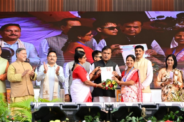 रंगिया में महिलाओं को सशक्त बनाने हेतु मुख्यमंत्री डॉ हिमंत बिस्व सरमा द्वारा चेक वितरित किए जाने की तस्वीर। रंगिया में महिलाओं को सशक्त बनाने हेतु मुख्यमंत्री डॉ हिमंत बिस्व सरमा द्वारा चेक वितरित किए जाने की तस्वीर।