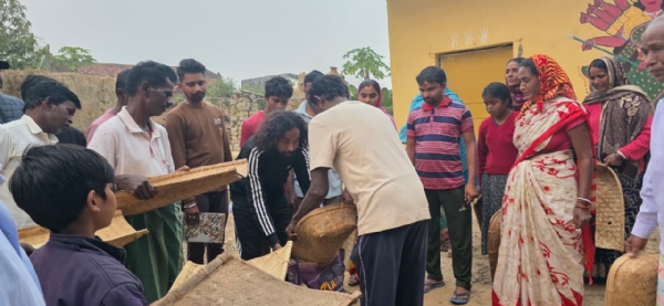 सहयोग के रूप में चावल, दाल लेते जेएलकेएम नेता सहित अन्‍य