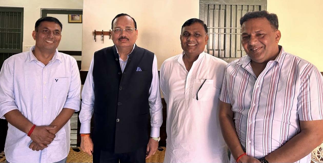 अपने गांव पेटवाड़ में चीफ जस्टिस सूर्यकांत परिवार के सदस्यों साथ (फाइल फोटो)। अपने गांव पेटवाड़ में चीफ जस्टिस सूर्यकांत परिवार के सदस्यों साथ (फाइल फोटो)।