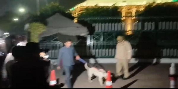 विधानसभा के पास चेकिंग करती पुलिस और डॉग स्क्वायड टीम
