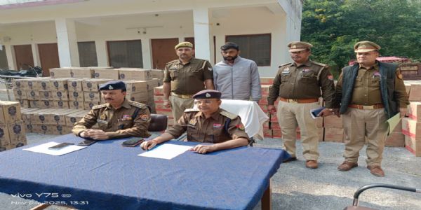 सोनभद्र में पुलिस ने ट्रक समेत एक करोड़ की शराब पकड़ी, तस्कर गिरफ्तार