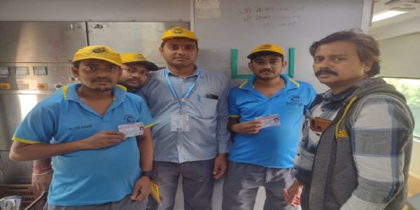 खड़गपुर मंडल में अपशिष्ट निपटान व ऑनबोर्ड स्वच्छता को लेकर जागरूकता अभियान