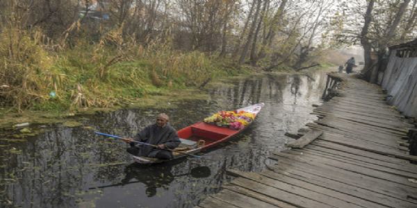 शून्य से नीचे 3.2 डिग्री तापमान के साथ ही श्रीनगर में बीती रात रही इस मौसम की सबसे ठंडी रात