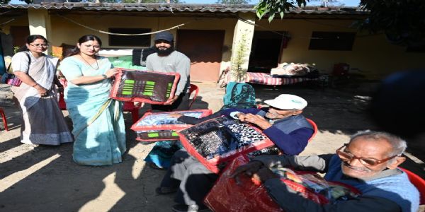 गीता धामी ने किया वरिष्ठजनों और कुष्ठ आश्रम के रोगियों से संवाद
