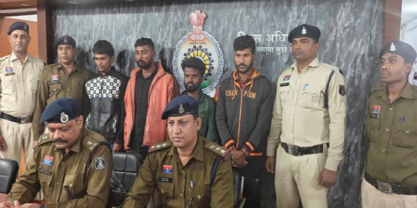 सक्ती: फर्जी आबकारी पुलिस बनकर वसूली करने वाले चार आरोप‍ित गिरफ्तार, पुलिस वर्दी, मोबाइल और मोटरसायकल बरामद