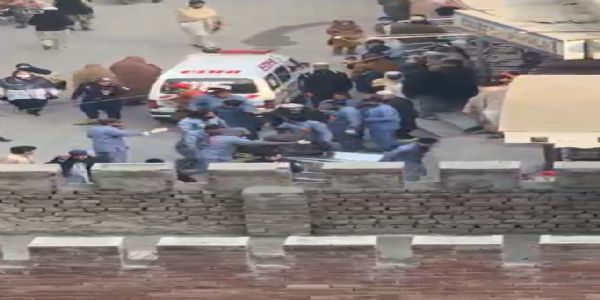 पेशावर में पाकिस्तान के फेडरल कांस्टेबुलरी मुख्यालय पर आत्मघाती हमला, तीन जवानों की मौत