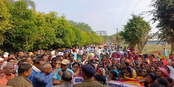 धमतरी : हाउसिंग बोर्ड को दी जाने वाली जमीन के विरोध में पोटियाडीह ग्रामीणों का प्रदर्शन, प्रशासन से मिला लिखित आश्वासन