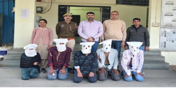 हनी ट्रैप और लूटपाट मामले में युवती सहित पांच बापर्दा गिरफ्तार