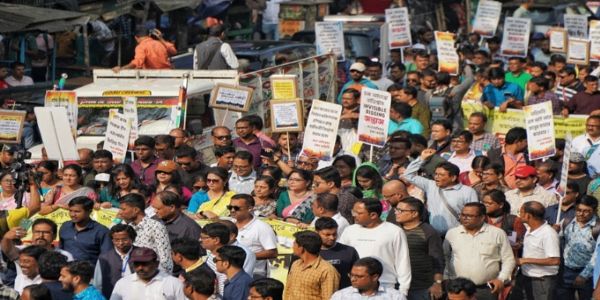 अत्यधिक कार्यभार के विरोध में बीएलओ का उग्र प्रदर्शन