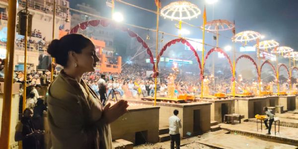 वाराणसी: गंगा आरती में शामिल हुई अभिनेत्री सांसद कंगना रनौत, गंगा पूजन भी किया