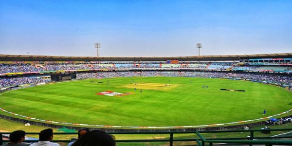 रायपुर : भारत-दक्षिण अफ्रीका के बीच तीन दिसंबर काे हाेने वाले क्रिकेट मैच के लिए विद्यार्थियों काे 800 रुपये में टिकट