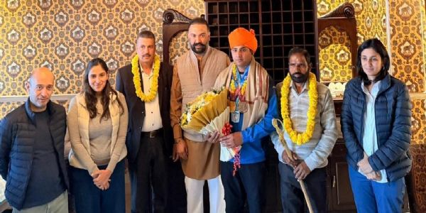 रणविजय सिंह ने विश्व चैंपियन निशानेबाज रविंदर सिंह को सम्मानित किया