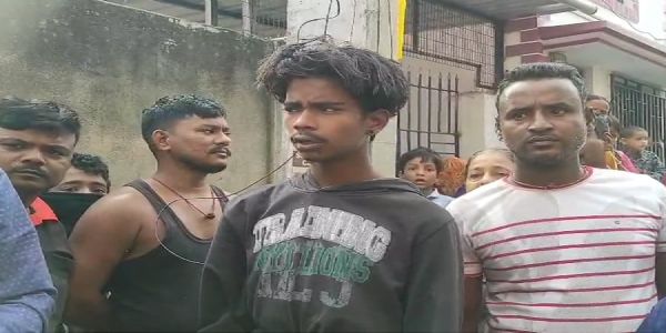 चोरी के शक में चुचुड़ा में युवक की पिटाई, खंभे से बांधकर रखा