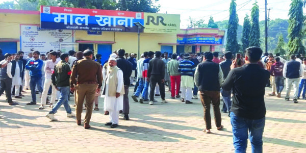 अतिक्रमण बना विवाद की वजह, राहगीरों से मारपीट, ग्रामीण पहुंचे कोतवाली