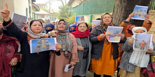 पुलिस ने पीडीपी की महिला यूनिट को बिजली के प्रस्तावित टैरिफ बढ़ोतरी के खिलाफ प्रदर्शन करने से रोका