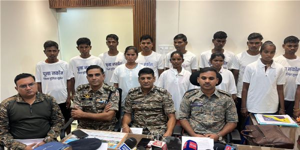 छत्‍तीसगढ़ के सुकमा में 48 लाख के ईनामी 15 माओवादियों ने बिना हथियार किया समर्पण