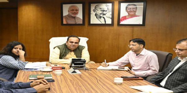 डीटीसी बसों में आग लगने की घटनाओं को लेकर हुई समीक्षा बैठक, मंत्री ने सुरक्षा मानकों का सख्ती से पालन करने का दिया निर्देश