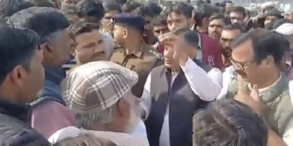 सड़क हादसे में दंपती और बच्चे की मौत के बाद गुस्साए ग्रामीण