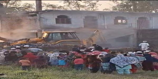 सरकारी भूमि पर अवैध बना मदरसा किया गया ध्वस्त